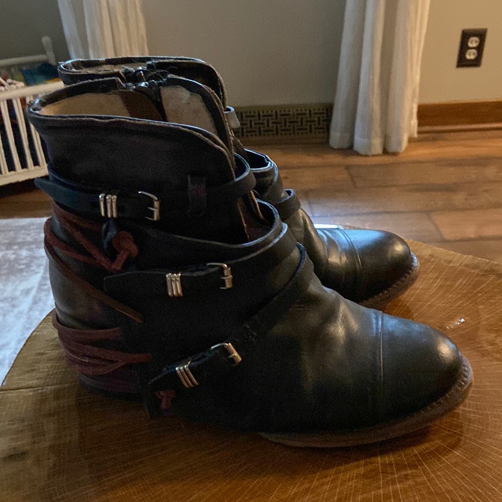 Freebies Crue booties